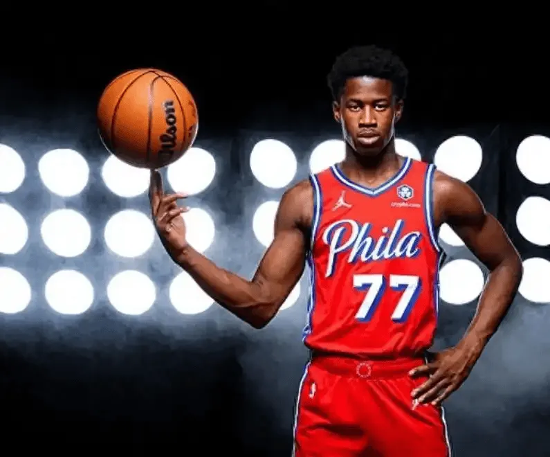 埃奇库姆全场5投4中，三分2中2得到10分4篮板4助攻1封盖