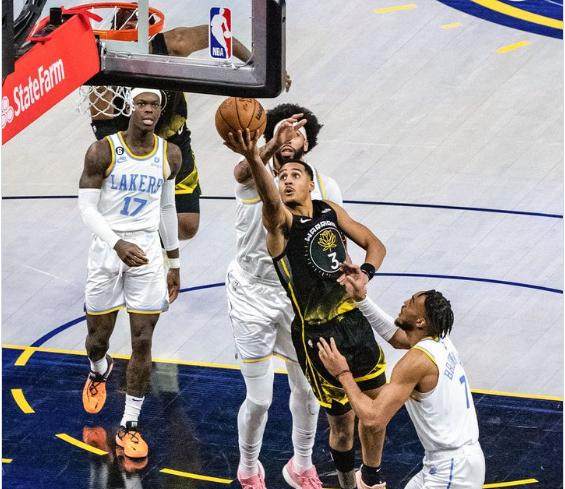 kaiyun sports-【现场】勇士主场不敌湖人 胜率仍在五成上下挣扎