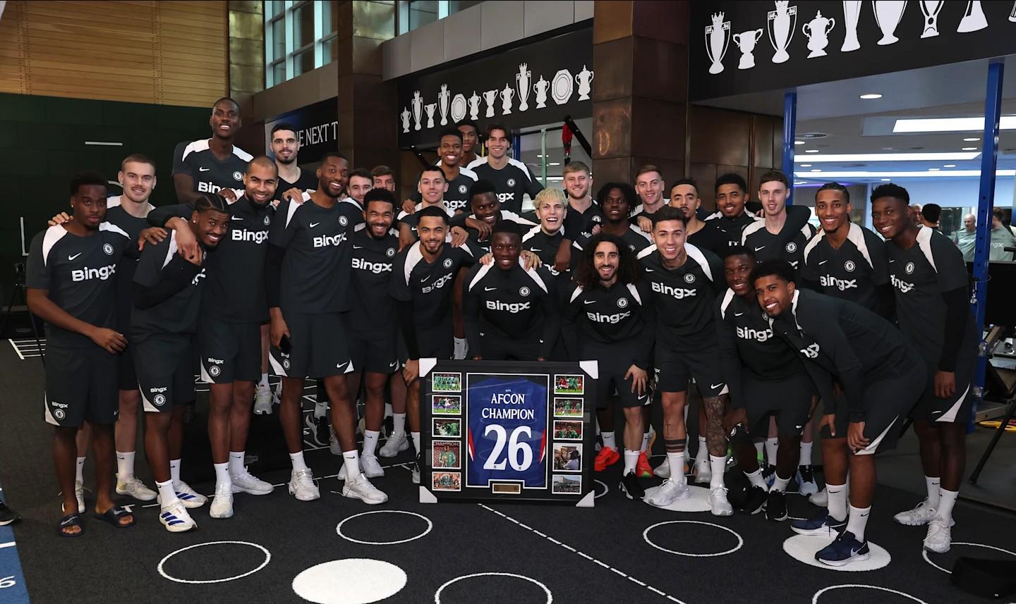 开云体育-马马杜-萨尔被召回后，切尔西球员共同祝贺他赢得非洲杯冠军