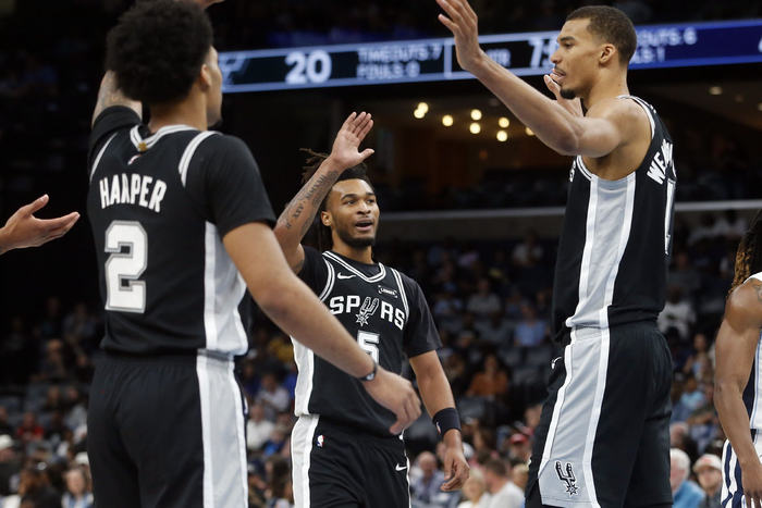 开云体育-文班很强，但马刺不靠文班，一样够强，打败雷霆那种多点开花的强|文班亚马|斯威尼|福克斯|圣安东尼奥马刺队|俄克拉荷马雷霆队_新浪新闻